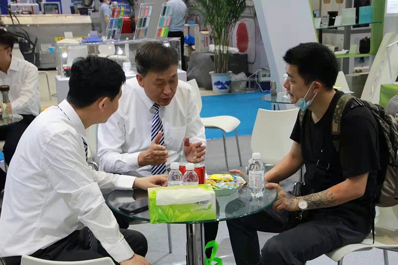 第23届青岛（国际）塑料产业展览会现场，中新华美接待朋友们咨询