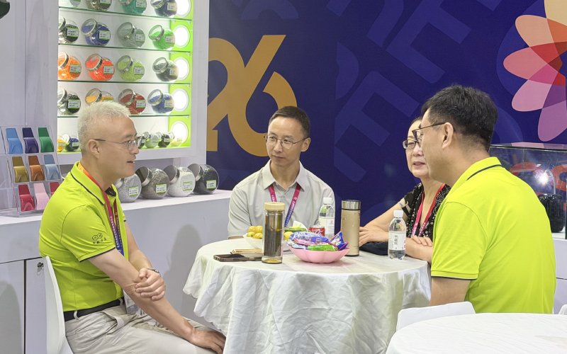 与客户现场交流