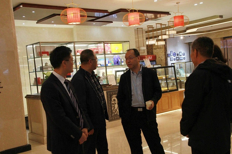 公司王东总经理就塑料改性问题向张锦院士请教