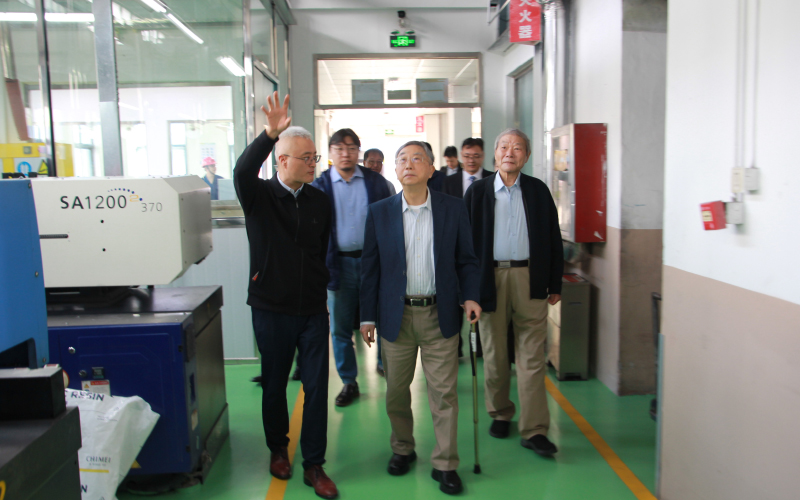 奇美实业许春华董事长参观研发车间