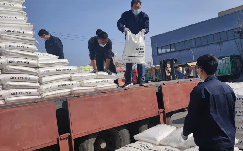 为落实封闭式管理，谢绝了外包装卸队入场，3月14日青岛中新华美总经理助理韩学林、张彩城亲自带领同事装卸物料200余吨