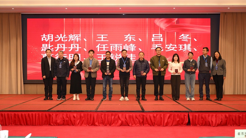 青岛中新华美塑料有限公司总经理王东等三人被聘请为副主任委员和委员。