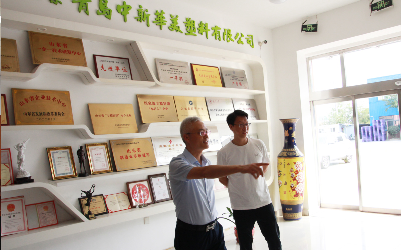 王总为朱志华主任介绍公司发展