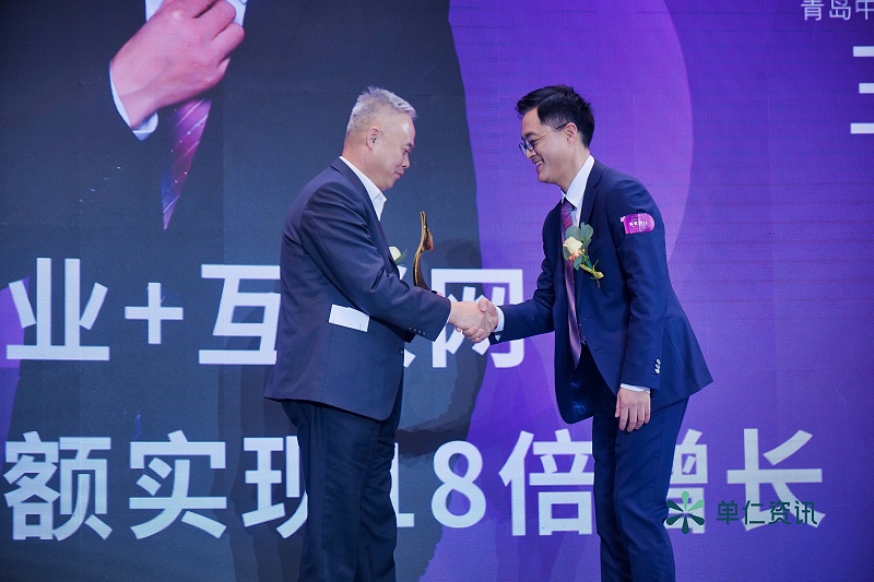 中国生产力促进中心协会常务理事长、秘书长申长江先生（左），为青岛中新华美塑料有限公司总经理王东先生（右）颁奖