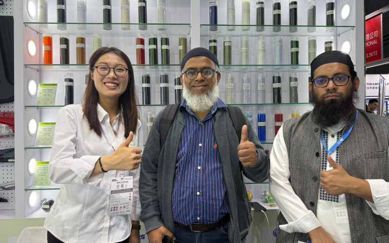 国外客户合影留念