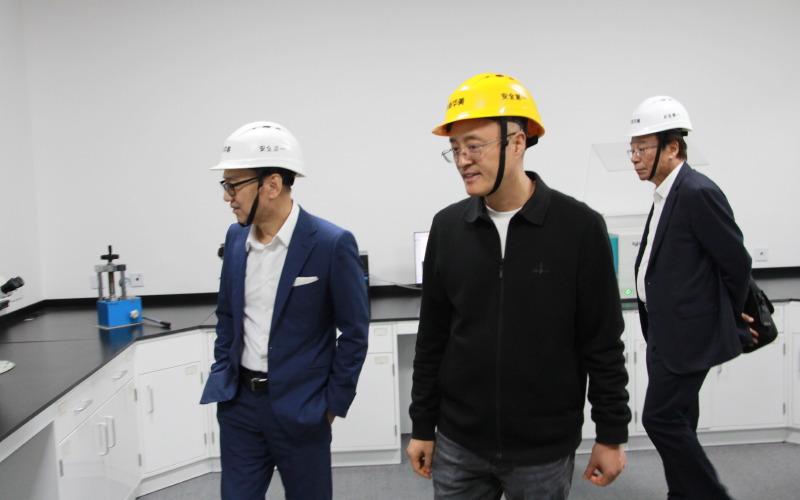 参观研发实验室