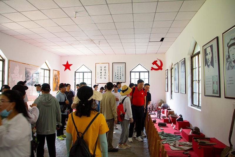 青岛中新华美员工参观地雷战纪念馆