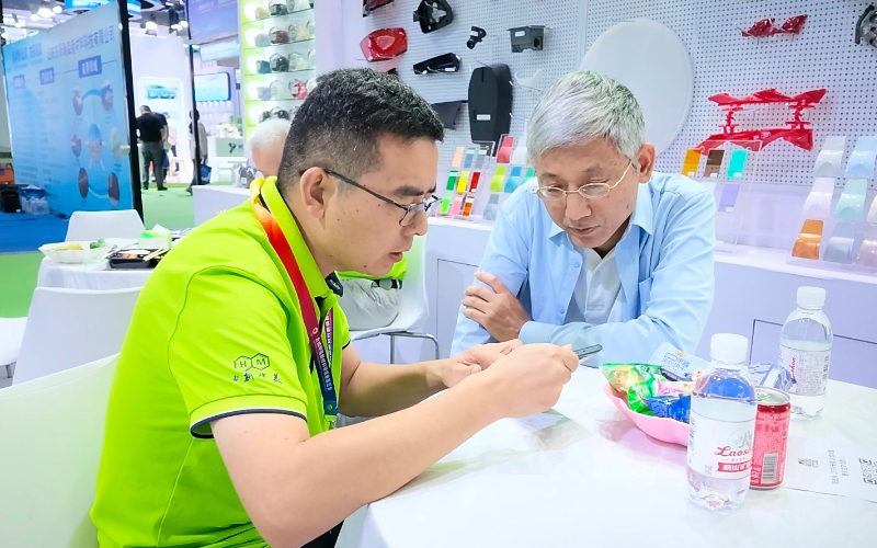 研发技术人员与客户交流中