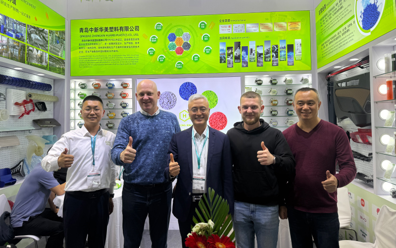 青岛中新华美总经理王东与注塑厂客户合影留念
